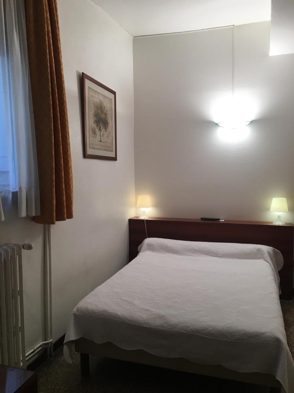 Hotel Des Etuves Montpellier Bagian luar foto